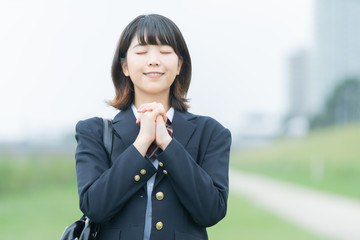 お祈りをする女子高生