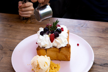 Mixed berry toast with ice cream