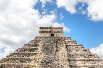 Obraz na płótnie Canvas Pyramid of Kukulcan at Chichen Itza in Yucatan Peninsula, Mexico