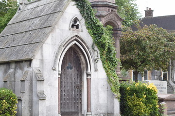 Fototapeta na wymiar old graves and statues london