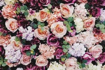 Poster Close up van rozen in roze, oranje, rode en paarse hortensia met groene verlof achtergrond en textuur. Voor behang, achtergrond, romantiek, bruiloft, presentatie, kaart en bloementhema. Horizontaal. © Kotchakorn