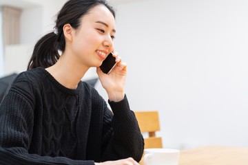 電話をする女性