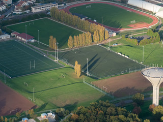 vue aérienne d'un stade à l'automne aux Mureaux dans les Yvelines en France