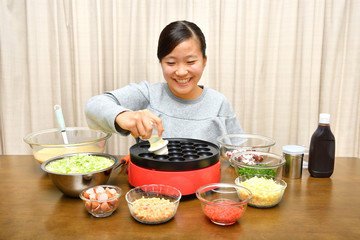 たこ焼きパーティーを楽しむ女の子