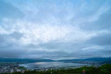 Fototapeta na wymiar 諏訪湖（日本・長野）の早朝の風景