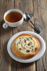 Bun with cottage cheese and tea