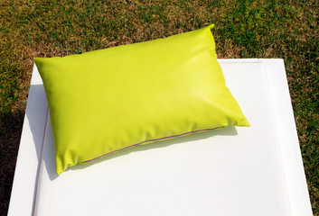 Cuscino verde su lettino al sole
