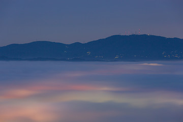 雲海と山の夜景