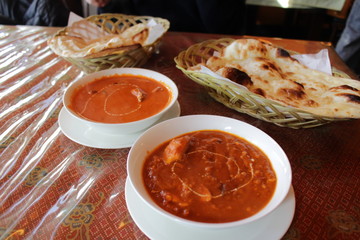 ネパールカレー2種類とナン　チキンティカマサラカレー、キーマエッグカレー
