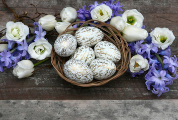 Osternest mit Blumen