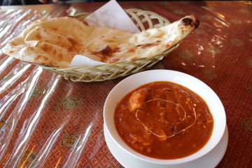 ネパールカレーとナン　チキンティカマサラカレー
