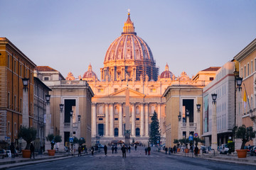 Fototapeta premium Rzym, Włochy - 3 stycznia 2020 r .: Plac św. Piotra i Bazylika św. Piotra Watykan, wpisane na Listę Światowego Dziedzictwa UNESCO, Rzym, Lacjum, Włochy, Europa