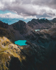 Lac bleu vue aérienne drone montagne suisse