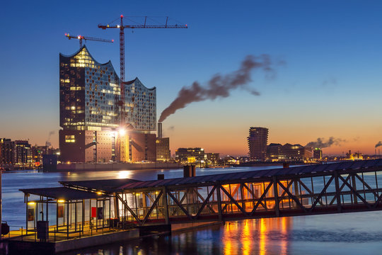 Hamburger Hafen mit Elbphilharmonie, Deutschland