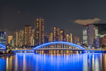 永代橋と高層マンション