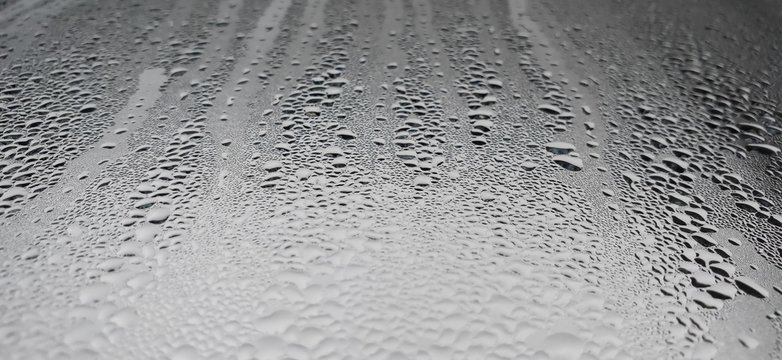 Krople deszczu na oknie