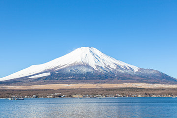 Fototapeta na wymiar 冬の富士山と山中湖