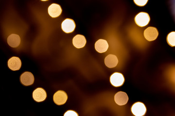 Weihnachtlich funkelnde und strahlende Lichter als schönes Bokeh vor dunklem Hintergrund verschönern die Adventszeit mit Glanz und Gloria