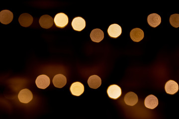 Weihnachtlich funkelnde und strahlende Lichter als schönes Bokeh vor dunklem Hintergrund...
