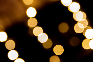 Weihnachtlich funkelnde und strahlende Lichter als schönes Bokeh vor dunklem Hintergrund...