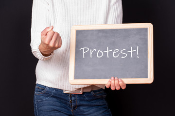 Protest einer Bürgerin mit Tafel