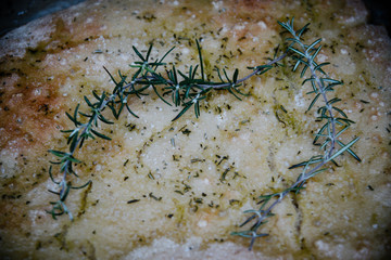 appetitliches, leckeres, italienisches focaccia Brot mit Rosmarin, Salz und Olivenöl