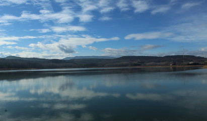 reflejo de montañas en lago