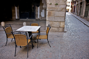 Fototapeta na wymiar Mesas y sillas de un bar en la calle