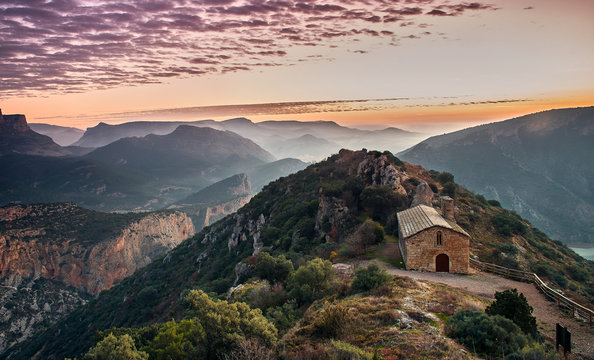 Paisaje monta&ntilde;oso con hermita