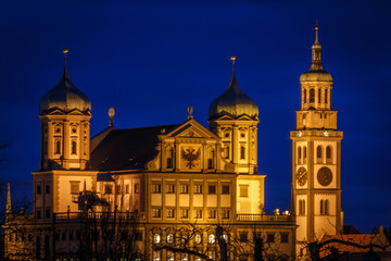 Fototapeta na wymiar Rathaus und Perlachturm in Augsburg von der Rückansicht