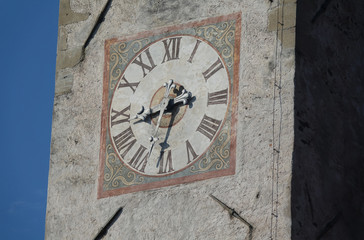 Uhr an der Kirche in Deutschnofen