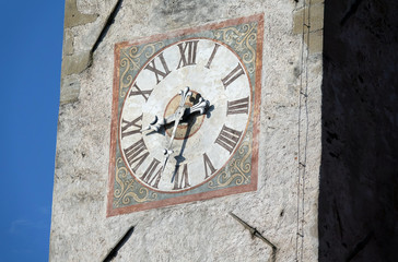 Uhr an der Kirche in Deutschnofen