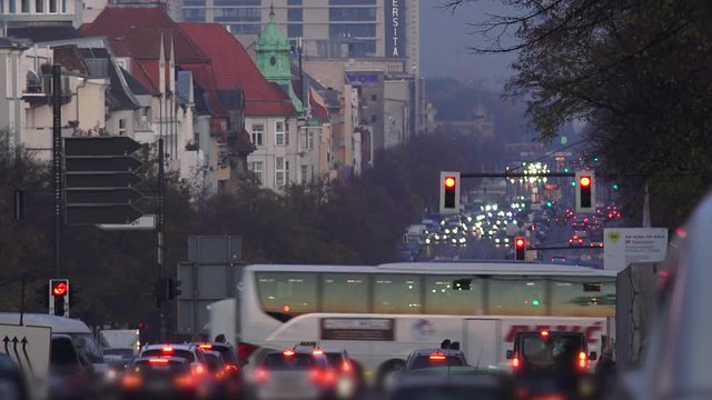 Bus f&auml;hrt &uuml;ber eine Kreuzung