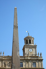 Obelisk und Rathaus auf dem Place de la Republique in Arles