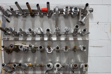 Sammlung von flanschen und verbindungskupplungen in einem weinkeller