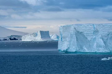 Poster Navigeren tussen enorme ijsbergen, waaronder & 39 s werelds grootste geregistreerde B-15, gekalfd uit de Ross-ijsplaat van Antarctica, © Luis