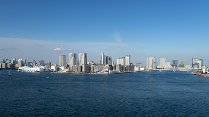 Fototapeta premium 青空を背景にレインボーブリッジから見た晴海ふ頭、選手村