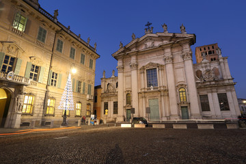 Fototapeta na wymiar night cityscape at the historic old town of Mantova in Italy 