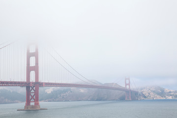 puente de San Francisco en día nublado