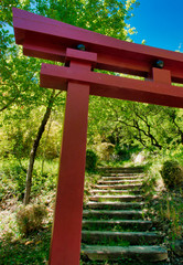 Portique japonais et escalier à Digne, Alpes-de-Haute-Provence, France