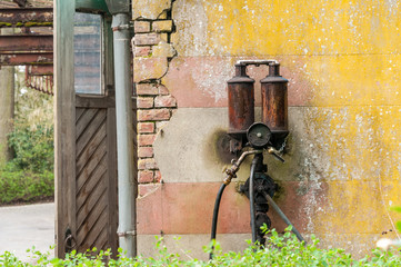 Maison abandonnée avec des écuries et une vieille pompe à essence