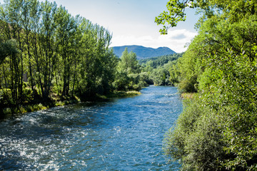 Fototapeta na wymiar río Esla a su paso por Sabero