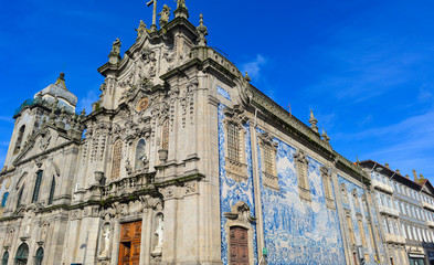 Fototapeta na wymiar Igreja dos Carmelitas und Igreja do Carmo in Porto/Portugal
