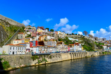 Fototapeta na wymiar Dueroufer in Porto/Portugal