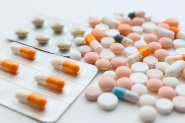 医療イメージ　たくさんの医薬品