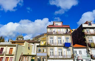Fototapeta na wymiar Häuserreihe in der Altstadt von Porto/Portugal