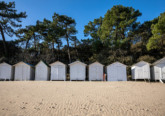 Cabines blanches sur la plage des Sableaux à Noirmoutier en l'île (Vendée, France)