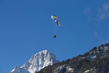 Paragleiter in den Alpen