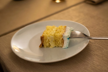 torta di compleanno con panna e crema