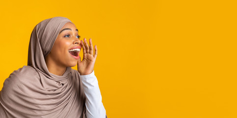 Excited Afro Muslim Woman Making Announcement, Shouting At Copy Space - obrazy, fototapety, plakaty